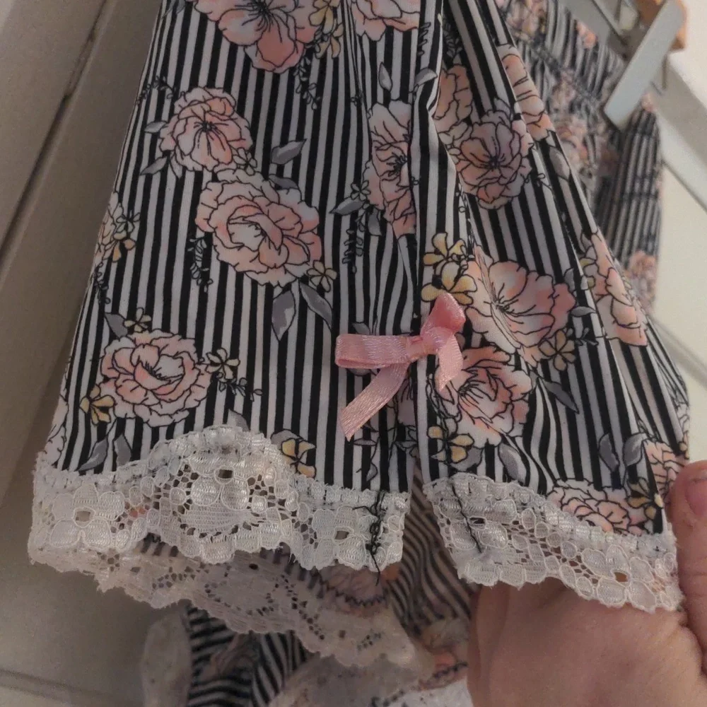 // DONATED ๐ 2/$7 Marilyn Monroe cami short stripped pajama set size L - Picture 10 of 12
